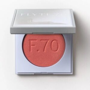 Flyte 70 Pressed Cheek Blush ABRACADABRA 
Sunset coral
With light-reflectors NWT